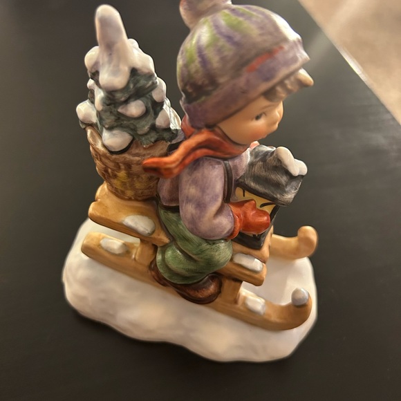 GOEBEL HUMMEL Vintage 3 7/8" X 4 1/2" "Ride into Christmas" porcelain figurine - Picture 3 of 6